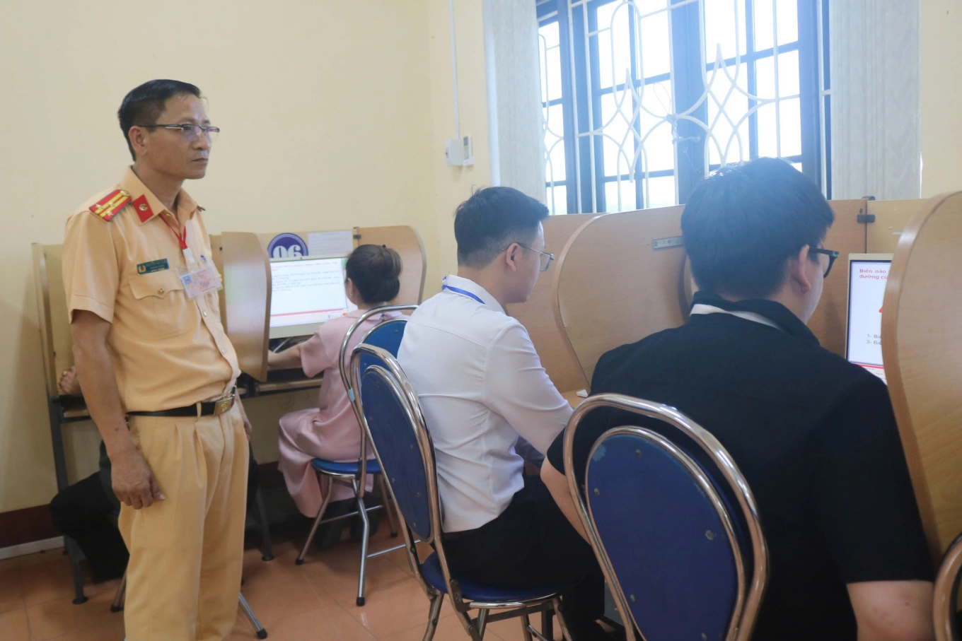 Thi lý thuyết lái xe sẽ dùng 600 câu hỏi mới từ tháng 6
